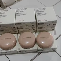 Rare Beauty Light Silky Touch, illuminateur innovant, résistant à la transpiration, anti-bavures, résistant à l'eau, longue tenue, éclat naturel 5