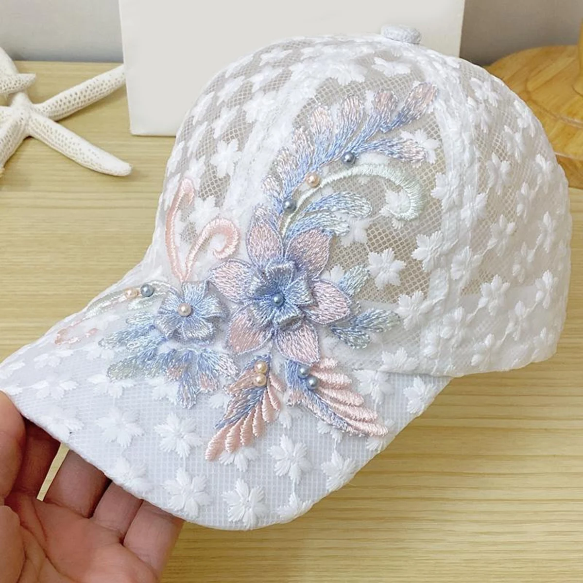 Gorra de béisbol de mujer transpirable ahuecada de encaje sombrero elegante bordado blanco