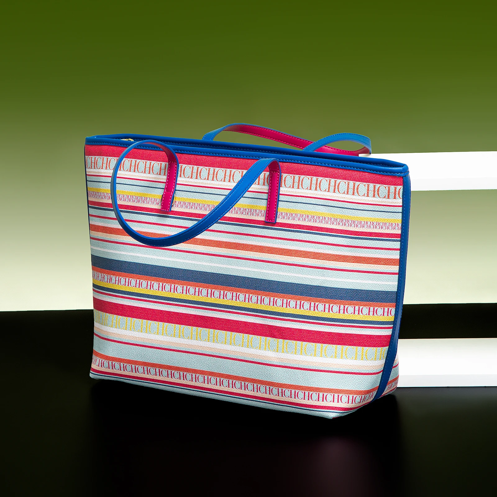 حقائب نسائية من علامة CH التجارية، بتصميم مخطط ملو...