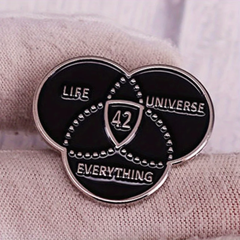 �Life Universe Everything 42“ Lustige Brosche mit drei gekreuzten kreisförmigen Stiften für Rucksack-Hut-Kleidung