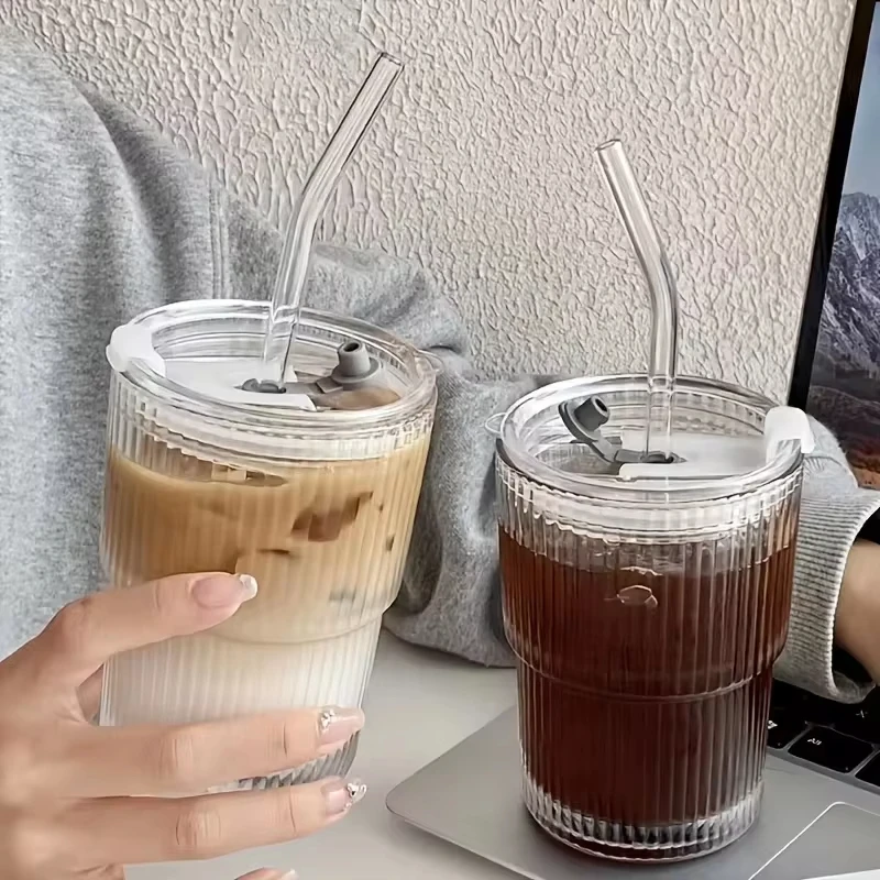 1/2 Stück Gestreifte Glasbecher Transparente Gläser mit Deckel und Strohhalm Eiskaffee-Tasse Teetasse Saftglas Milch-Wasser-Becher Trinkgeschirr – Detail 5