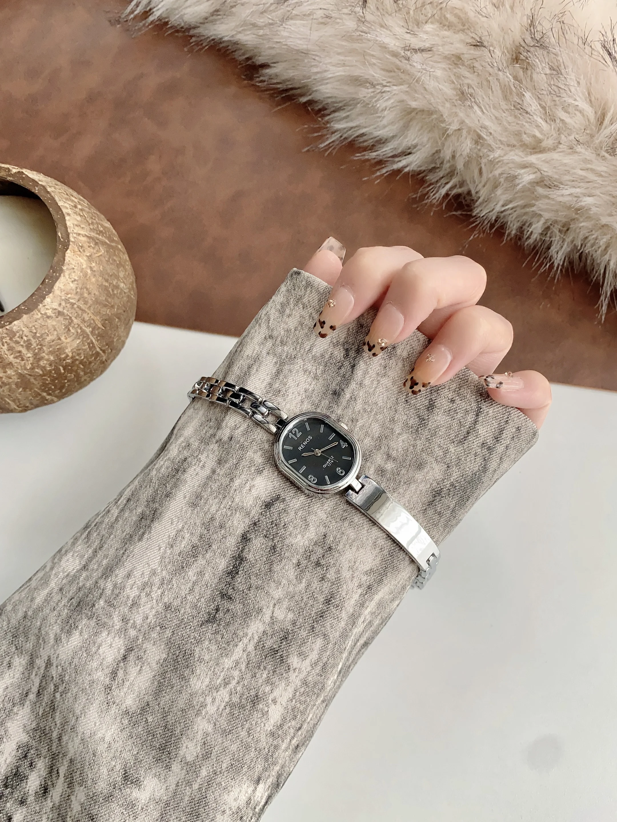 ساعة كوارتز نسائية بيضاوية ذهبية بسيطة وعصرية، منا...