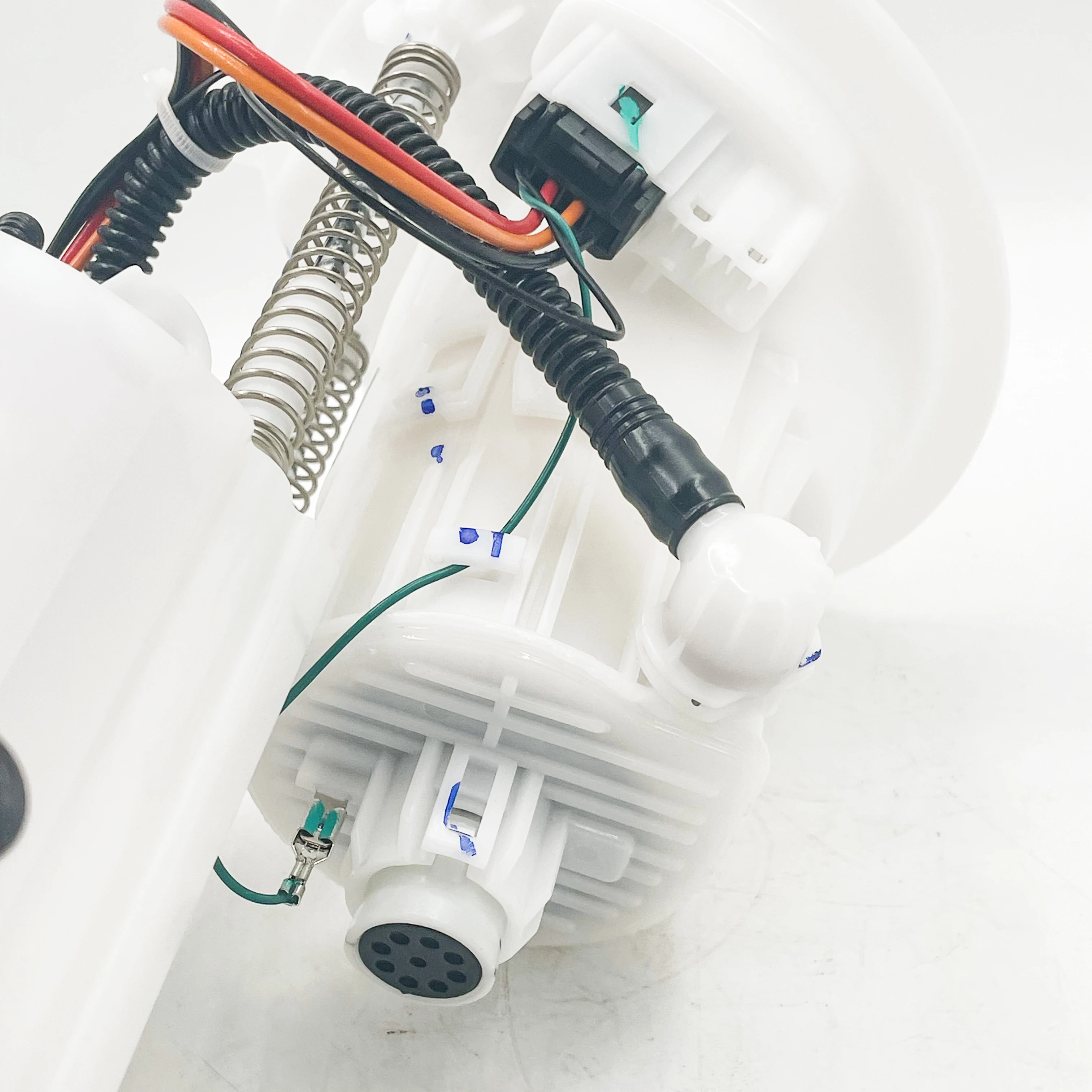 Fuel Pump Assembly OEM: A2464701694 2464701694 is applicable to 