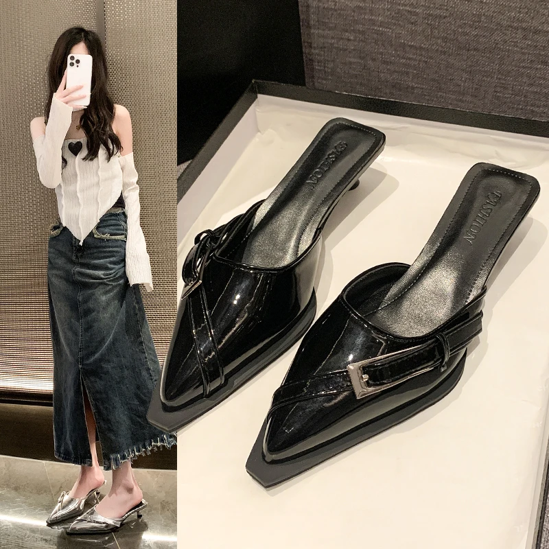 

Женские мюли, летние шлепанцы, Готическая Дизайнерская обувь, пикантные сандалии на золотом каблуке, элегантные шлепанцы на среднем каблуке с острым носком и пряжкой