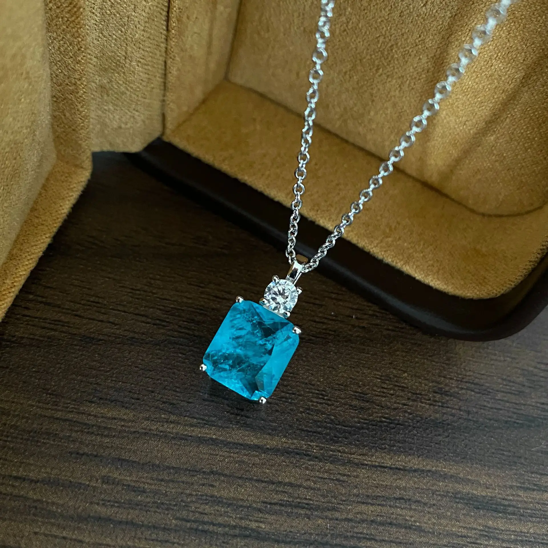 925 Silver Inlaid Simulated Emerald Pendant Chain Vintage Women's Paraiba Necklace Elegant Women's Party Birthday Jewelry Gift