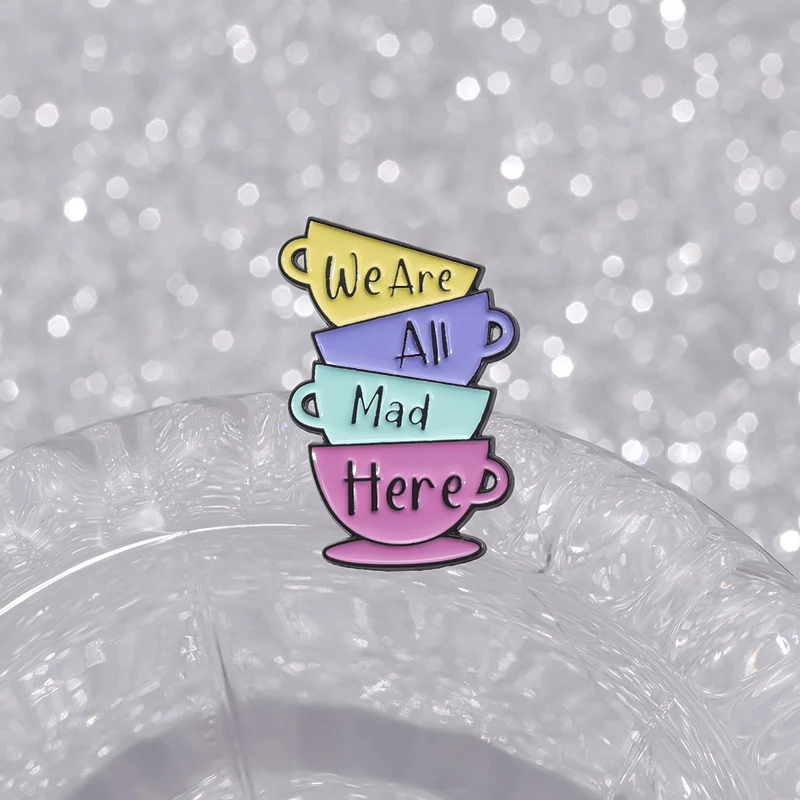 Cartoon Animation Film Emaille Pins Benutzerdefinierte Wir Sind Alle Verrückt Hier Tasse Schmetterling Brosche Kleidung Revers Abzeichen Schmuck Geschenk für Freunde – Detail 4