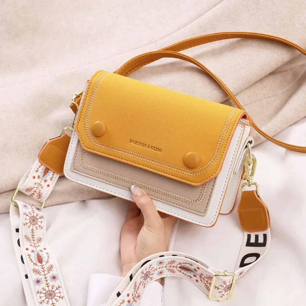 تتميز حقيبة الكروسبودي المربعة الصغيرة هذه بأشرطة...