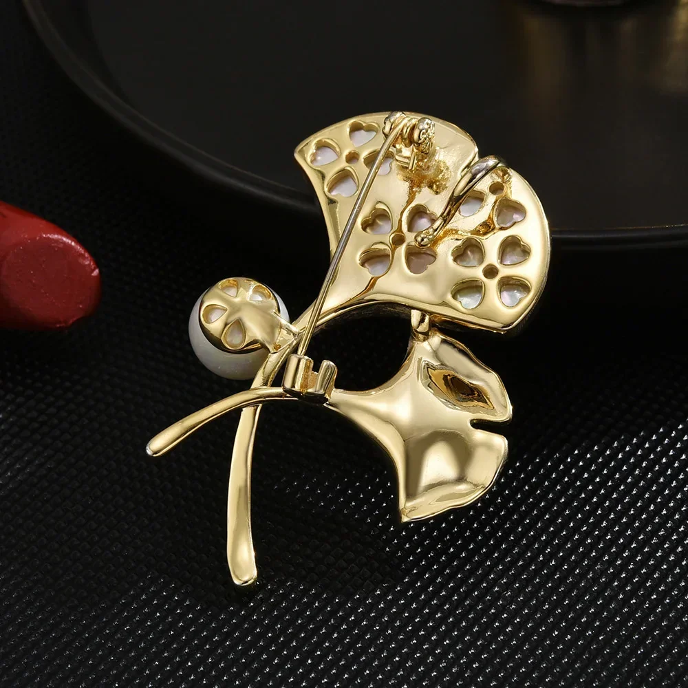 Fashion Shell Fresh Water Pearl Ginkgo Leaf Copper Brooches for Women Men Luxury Design Corsage Clothing Pins Accessories