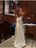 Robe de soirée dos nu en satin uni pour femme, blanche, col en V, sans manches, avec fente et bretelles, collection été 2026, robes de cérémonie pour femme
