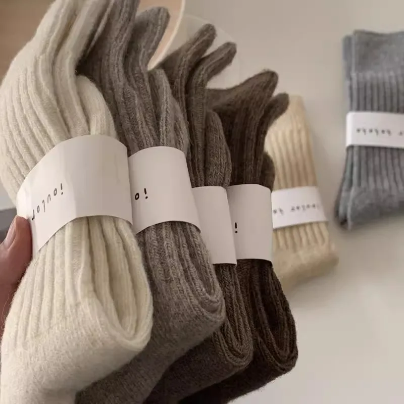 

Женские шерстяные утепленные носки средней длины для девочек, Женские однотонные простые милые модные утепленные Плюшевые короткие носки в японском стиле