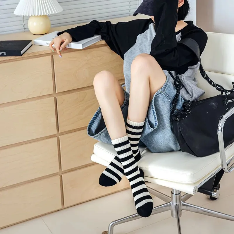 Рисунок 6 - Носки женские черно-белые в полоску с вышивкой