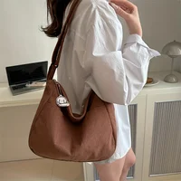 Sac à bandoulière en velours côtelé pour femmes, fourre-tout décontracté rayé de grande capacité avec fermeture à glissière, joli patch de chapeau, parfait pour un usage quotidien 6