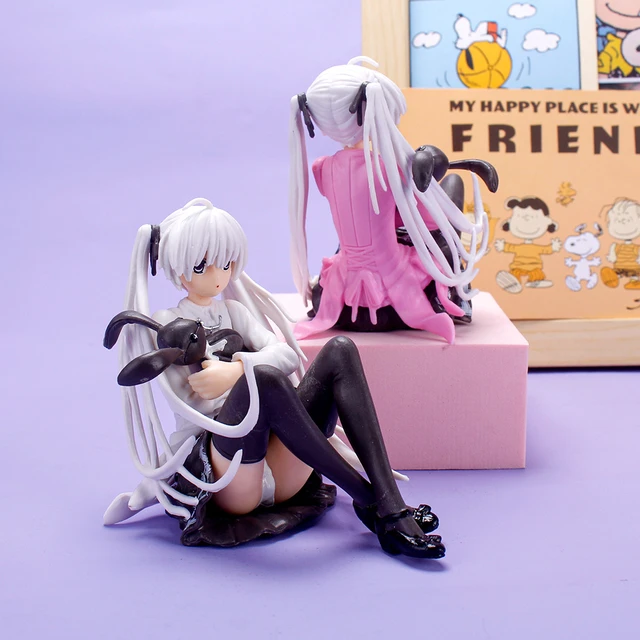 Meninas de anime sentadas segurando bonecas