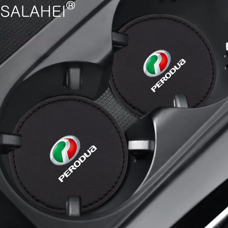 2Pcs Car Coaster Water Leather Mat Car Logo Cup Slot Portabottiglie Pad Antiscivolo Per Perodua Axia Bezza Myvi Alza Ativa Aruz