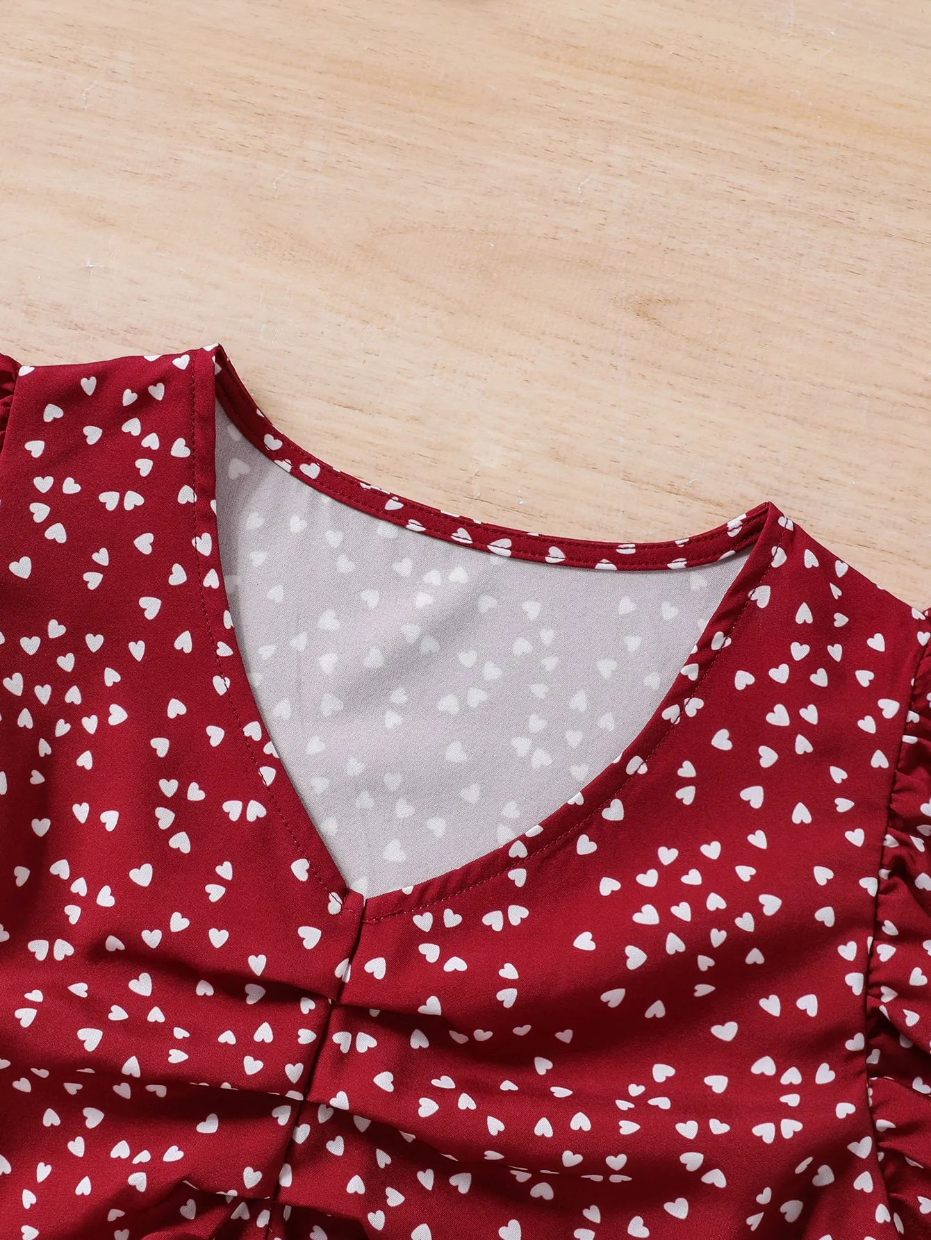 New summer style: burgundy love printed V-neck waist-hugging shirt, elegant ruffled design