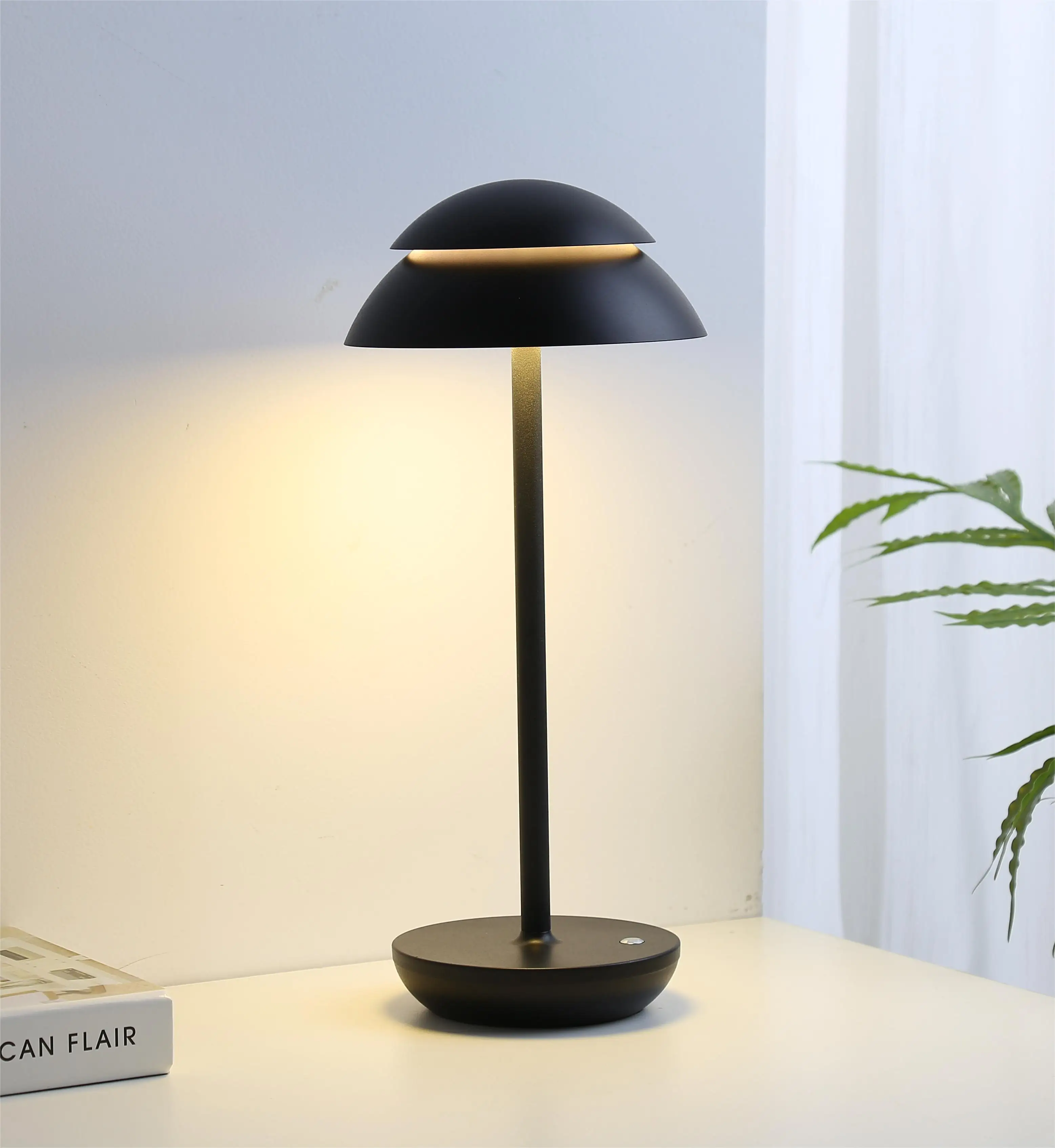 Creative Luxury Metal Art Deco Table Lamp Rechargeable Wireless Desk Lighting for restaurant hotel decoration