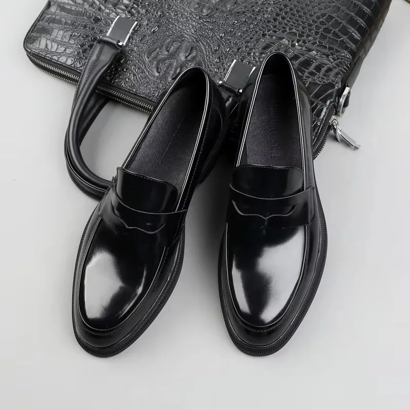 Patent leather pedal, leather loafers, cowhide men's shoes, business men's shoes. Thick bottom gloss