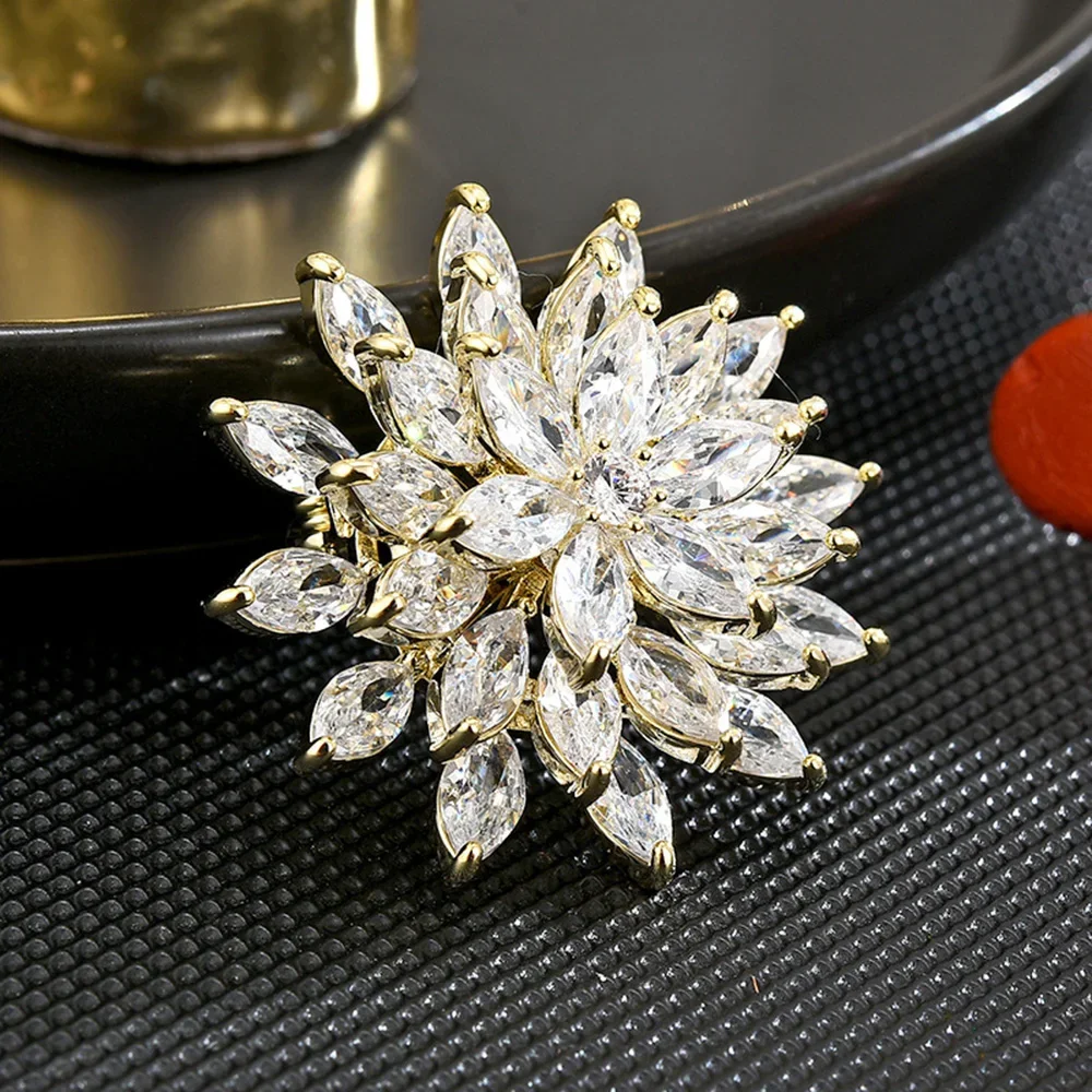 Women Brooch Vintage Crystal Sunflower Lapel Pins Exquisite Copper Rhinestone Badge Casual Office Accessories Luxury Jewelry