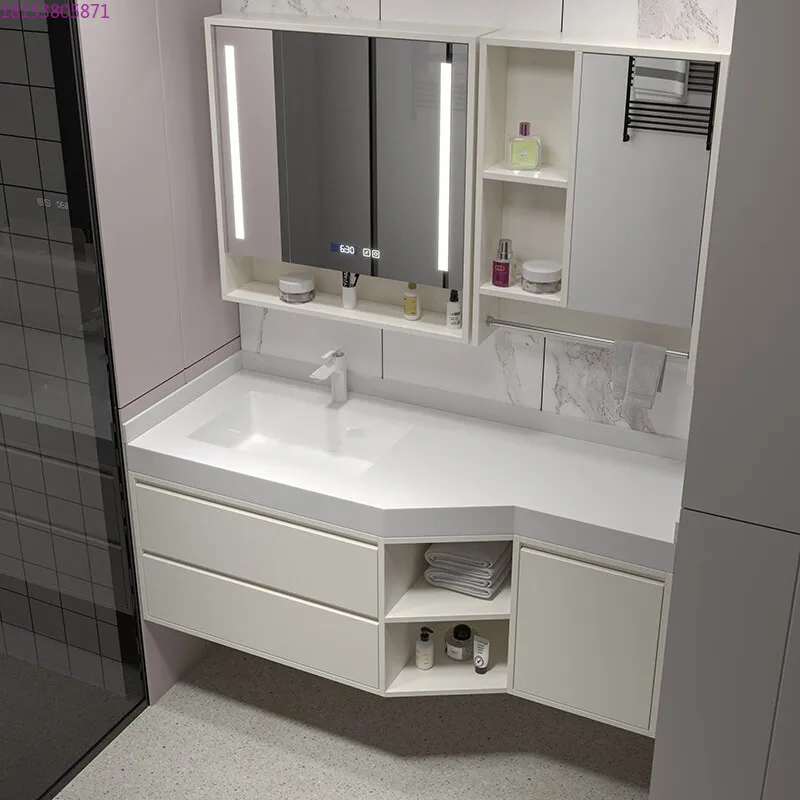 ตู้ห้องน้ำทรงพิเศษแบบตัดมุมเอียง พร้อมอ่างล้างหน้าแบบไร้รอยต่อจากแผ่นหินเซรามิก 1