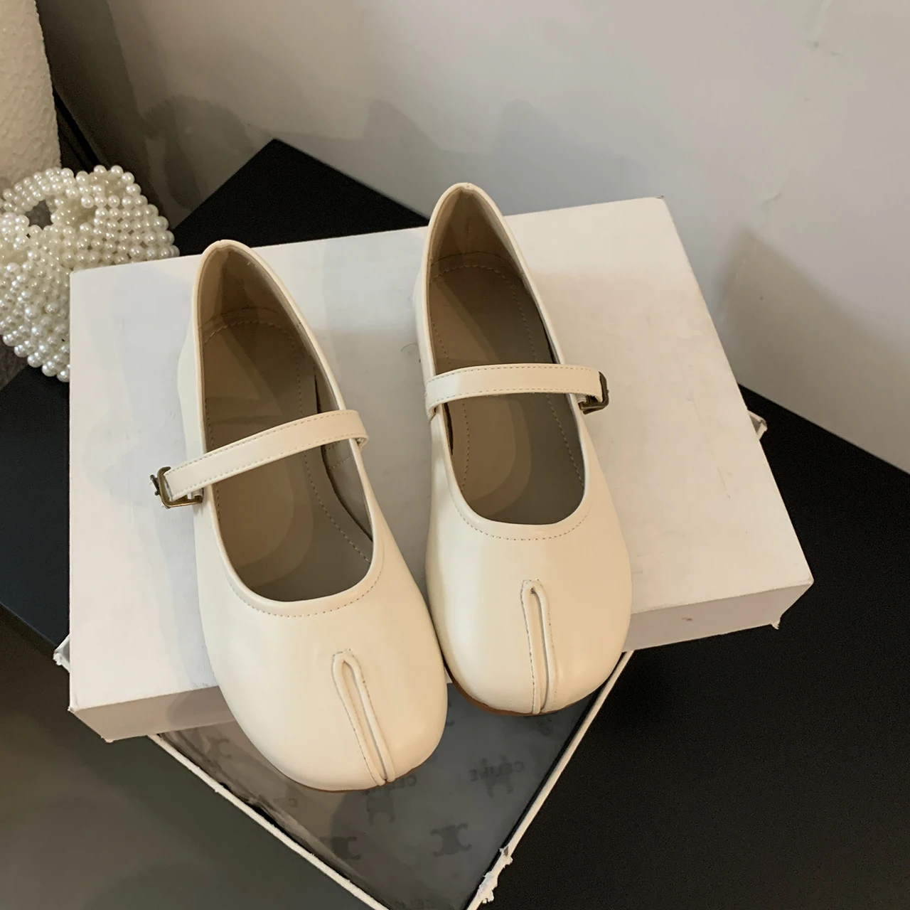 Novelty Split Toe Flat Shoes Woman Quality Leather Mary Janes Japanese Style Trotters Flats Ankle Bele Tabi Ninja Loafers Women 4
