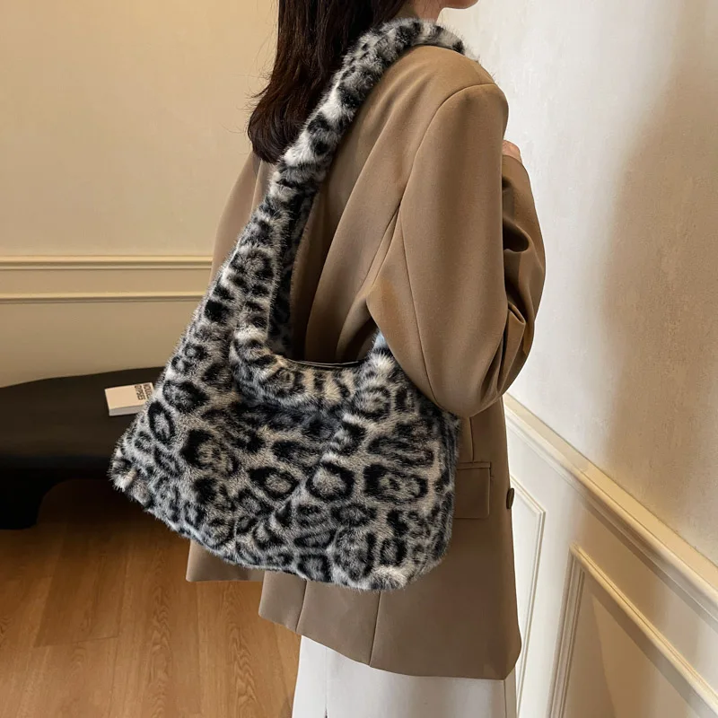Stylish Shoulder Bag Large Capacity Fluffy Tote Handbag Leopard Print Plush Shoulder Bag Commute Handbag