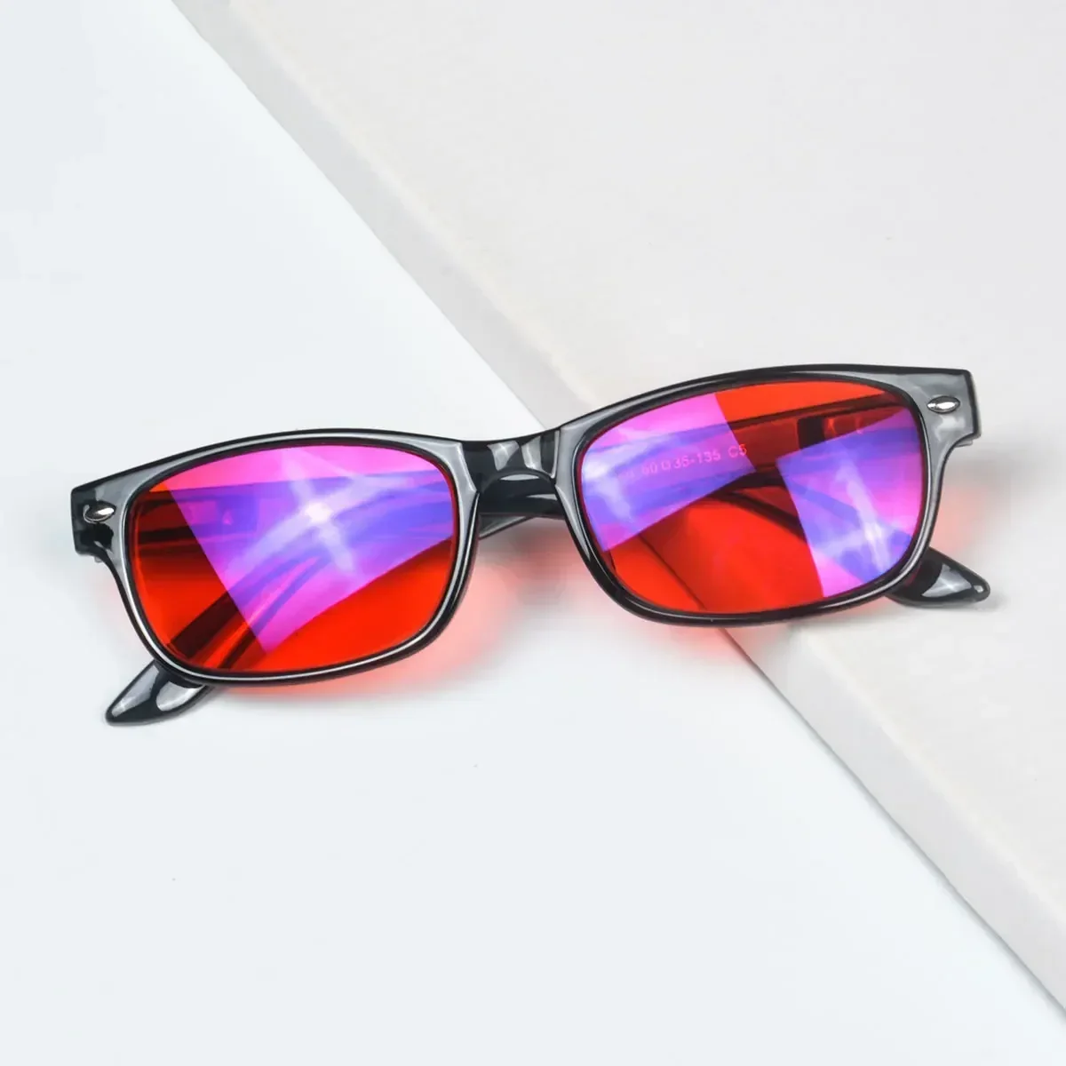 Brille mit roten Gläsern, besserer Schlaf vor dem Bett. Verwenden Sie eine blaue Lichtfilterbrille mit orangefarbenen Gläsern für den langen Gebrauch von Kunststoffrahmen – Detail 28