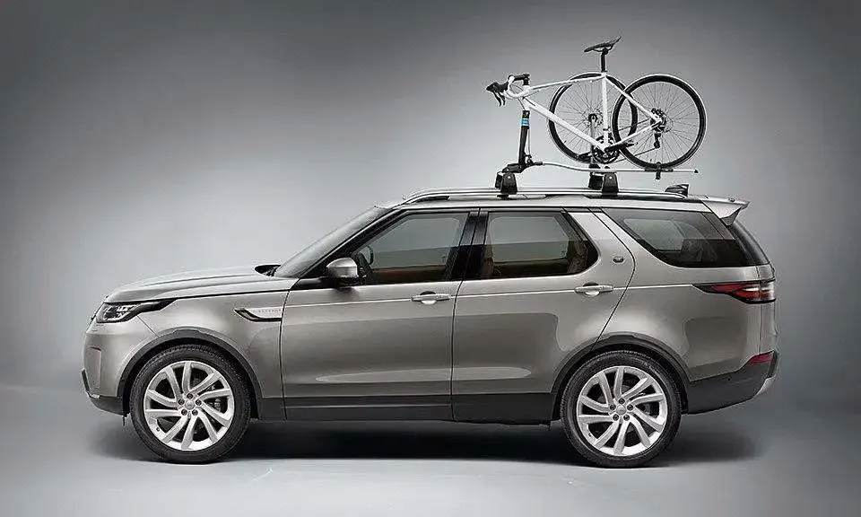 2017-2026 Land Rover Discovery (w/flush Rails) Thule Crossbar Complete Roof Rack - View #2