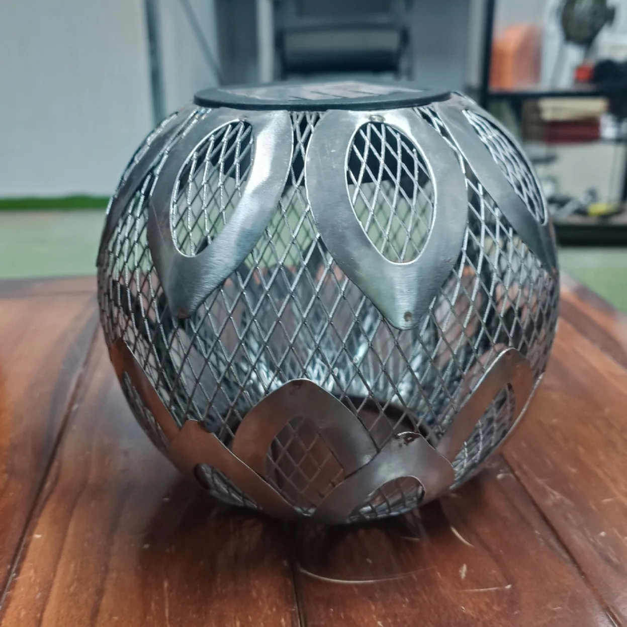 Iron Lotus Solar-Powered Waterproof Outdoor Decorative Lamp for Gardens and Courtyards