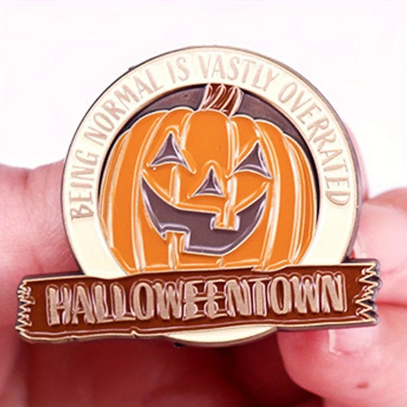 �Halloweentown Being Normal Is Vastly Overrated“ Lustige Kürbiskopf-Brosche, perfektes Geschenk, Freunde-Accessoires, Legierungsabzeichen