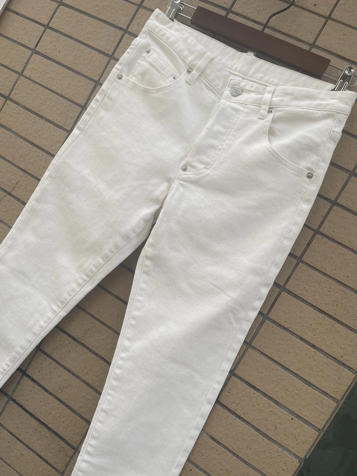 2024 Spring/Summer New Trendy Men's Washed and Worn Hole Patches Fashionable Colorful Print Small Feet White D2 Jeans for Men