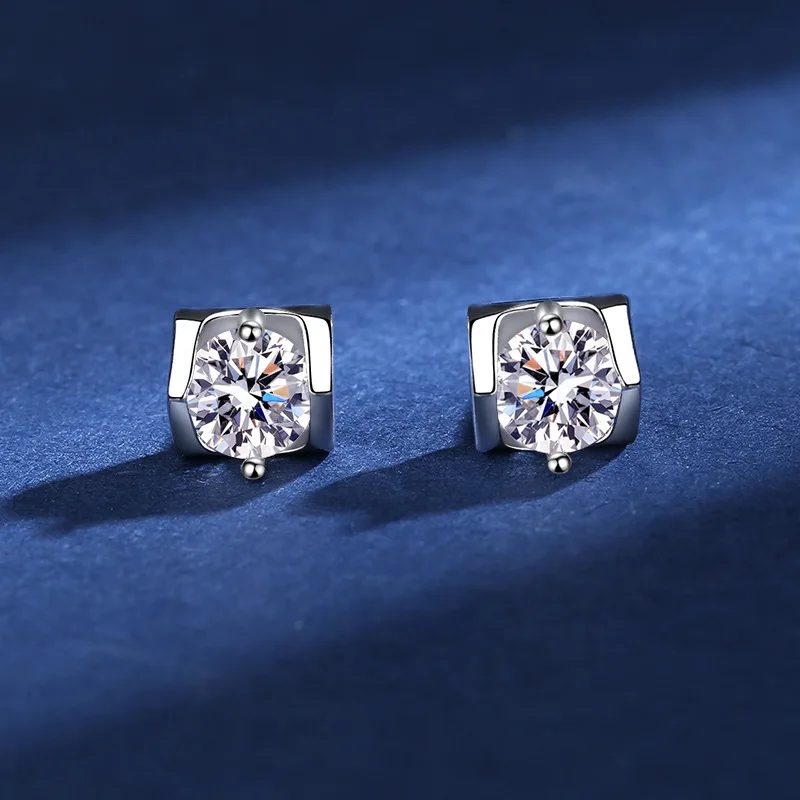 New Earrings S925 Silver Female 0.5 Carat Moissanite Diamond Engagement Wedding Stud Earrings