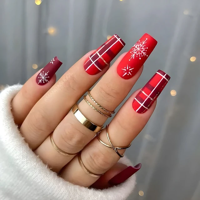 13 Snowflake Nails and Design Ideas to Copy This Winter 2020