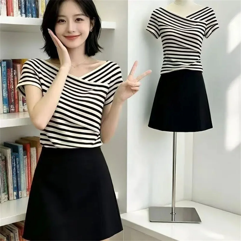 Kurzärmliges Strick-T-Shirt Vintage Gestreiftes T-Shirt Damenkleidung Sommer Eleganter Kühler Seiden-V-Ausschnitt Pullover Mode Lässige Schlanke Oberteile
