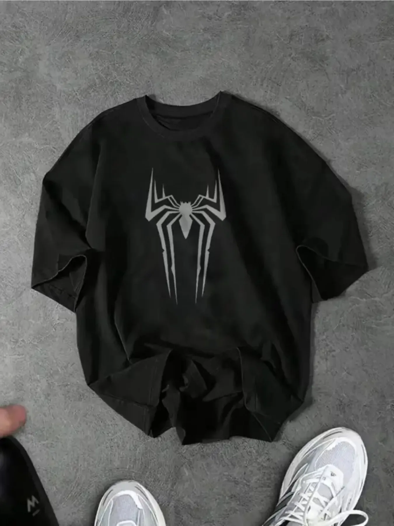 Das Herren-Kurzarmhemd mit Spinnen-Print ist ein Muss für den Sommer. Herrenbekleidung Sweatshirt Bequeme Kleidung tragen