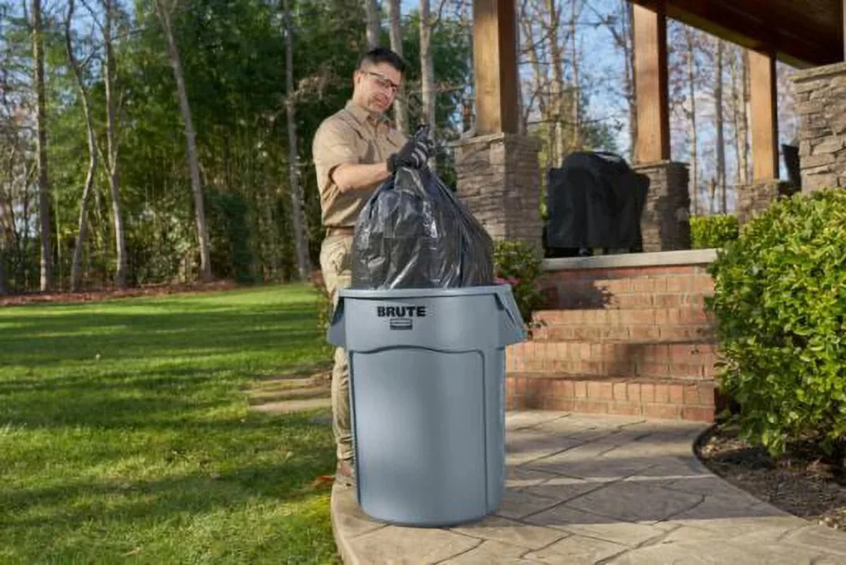 Rubbermaid 32 gal Brute Garage Trash Can with Lid, Grey Garbage Can