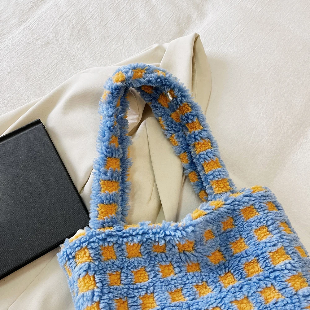 Winter Einkaufstasche flauschige Pendelt asche Frauen Plaid Blume Achsel Tasche große Kapazität Umhängetasche Damen hochwertige Plüsch Handtasche – Detail 9