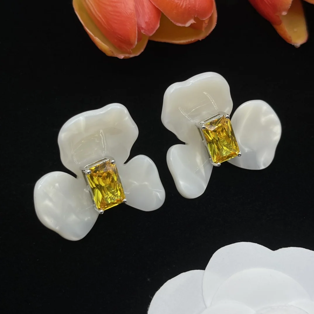 

European and American fashion commuting flower earrings