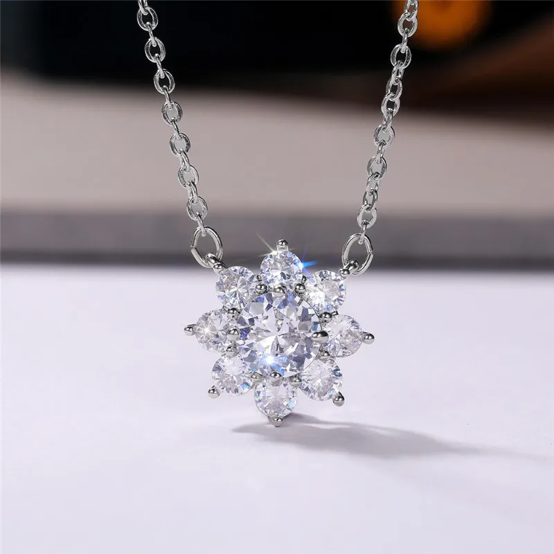 Collier flocon de neige Huitan - style sur robe