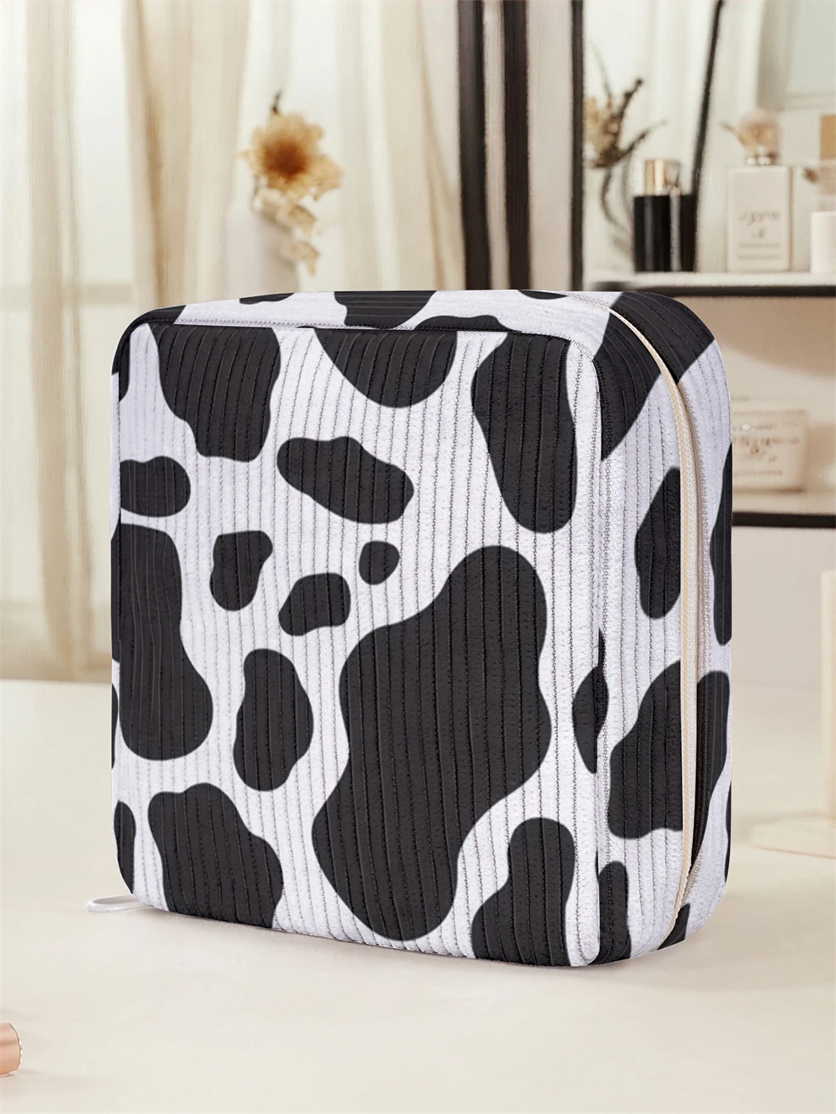 Cow pattern printed sanitary napkin storage bag, women's lightweight tissue bag, sanitary tissue bag
