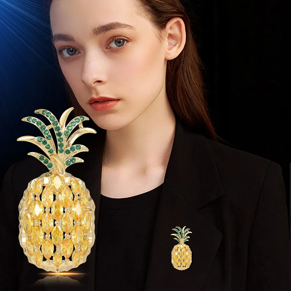 2024 New Cute Crystal Pineapple Brooch for Women Men Rhinestone Inlaid Fruit Collar Pin Jewelry Accessories Women’s Gift