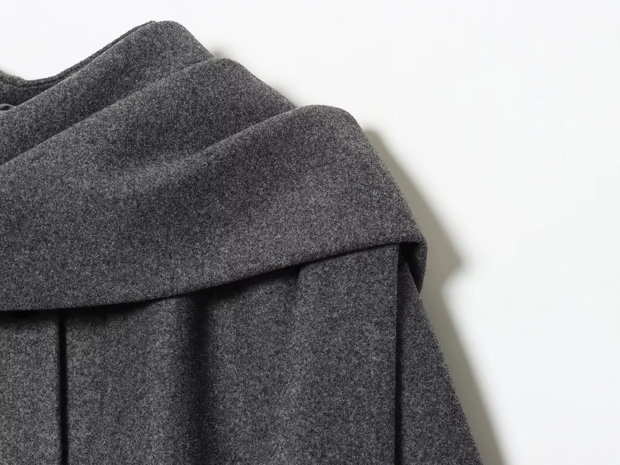 Europäischer und amerikanischer Stil Herbst neue Damenbekleidung lässiges Temperament einfache Schal-Design-Jacke Marineblauer Mantel im britischen Stil – Detail 7