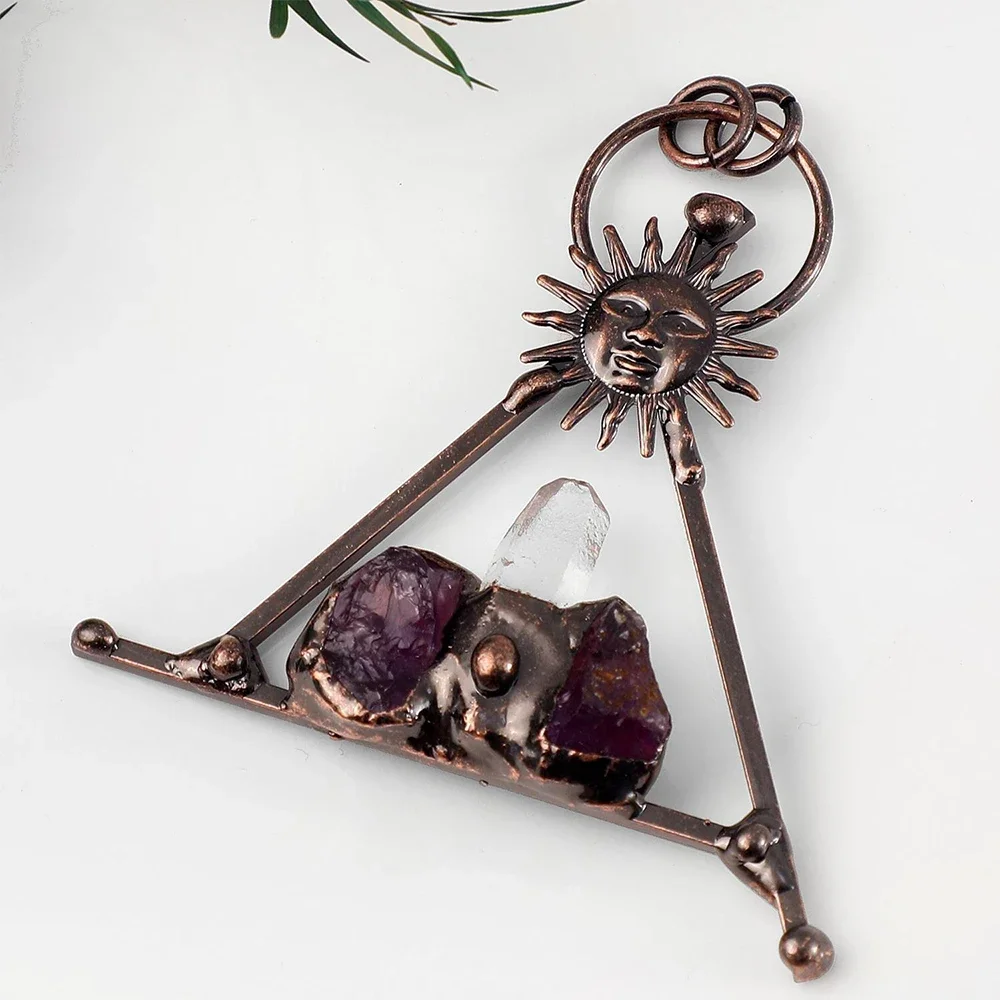 

Mineraali Natural Amethyst Clear Quartz Point Gemstones Pendant Sun Face Triangle Shaped Bronze Copper Antique Necklaces Jewelry