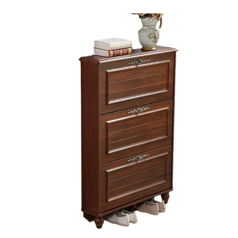 

Простое и современное хранилище для обуви с откидной крышкой у входа в дом