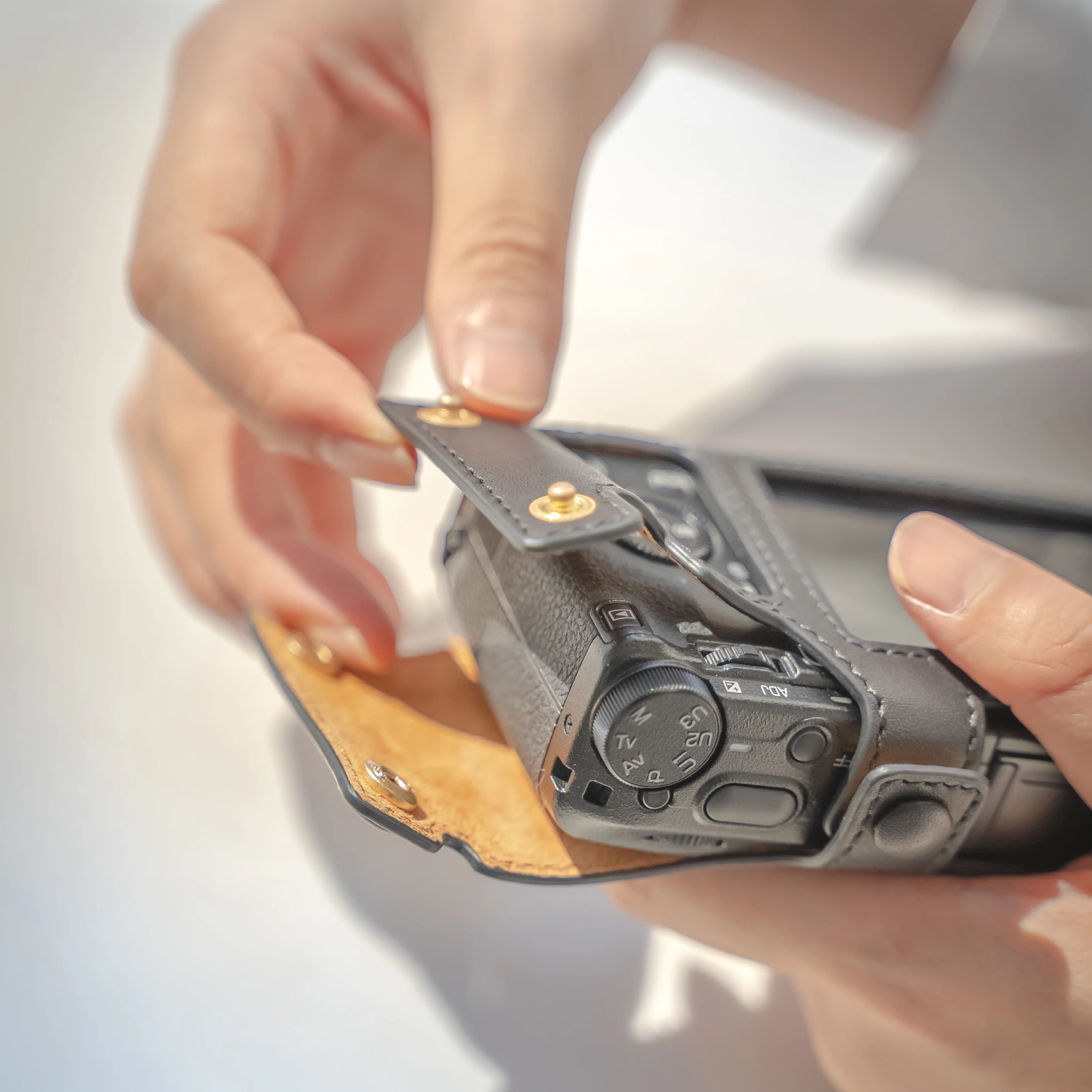 Base mezza custodia per fotocamera in pelle PU con filo da 1/4 di pollice per Ol