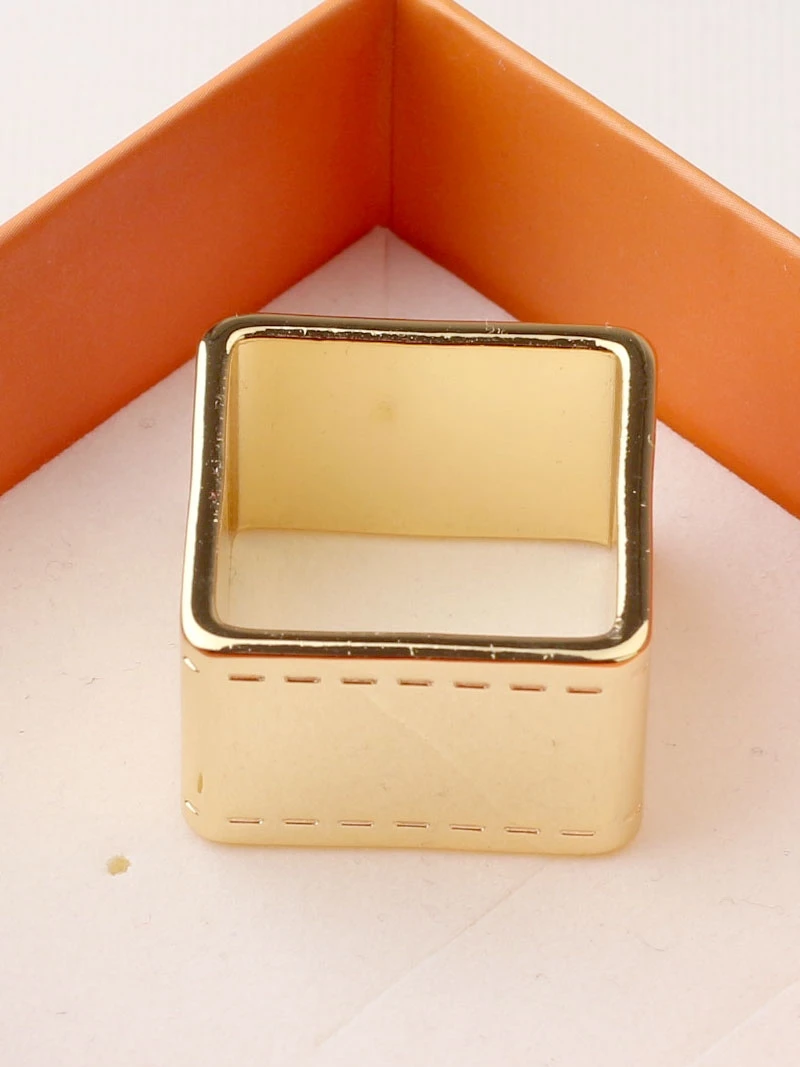 Рисунок 5 - Мужской шарф-кольцо с пряжкой