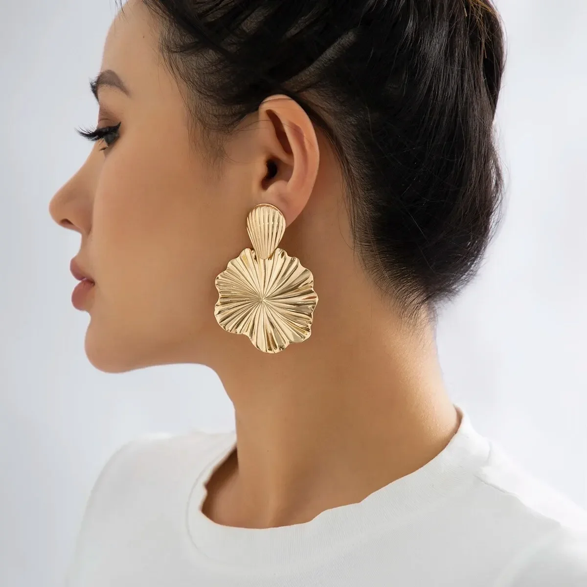 2024 New Fashion Metal Leaf Dangle Earrings: Unique and Stylish Statement Earrings