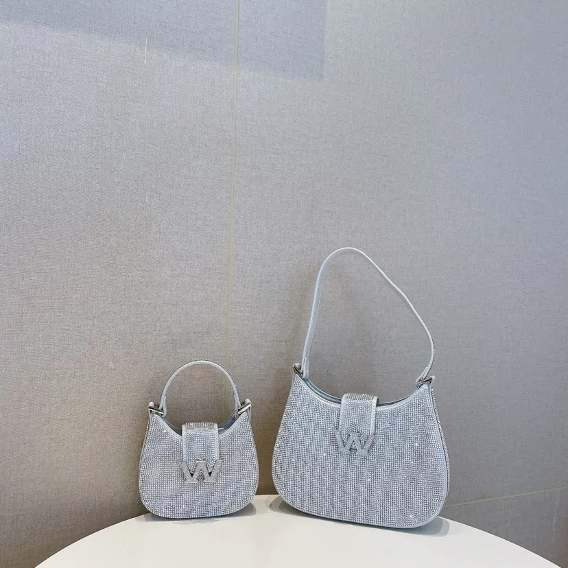 

Женская сумка-мессенджер на цепочке, с бриллиантами