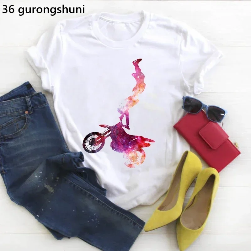 Ich bin eine einfache Frau Ich liebe Motorrad und Wein Brief drucken T-Shirt Damen bekleidung Aquarell Blumen T-Shirt Femme Streetwear – Detail 23