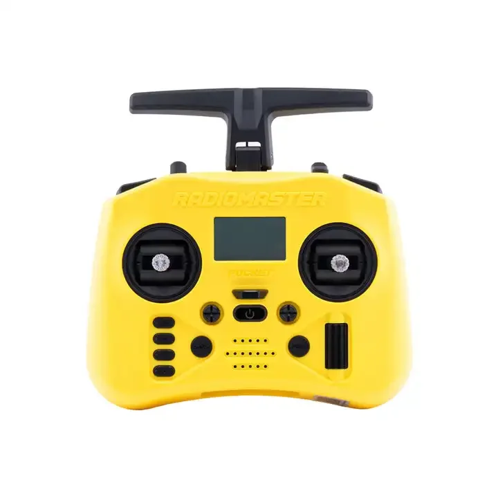 Simulateur RC 6 axes gyro 2.4GHz 4 canaux pour drone FPV utilisé par un pilote en intérieur