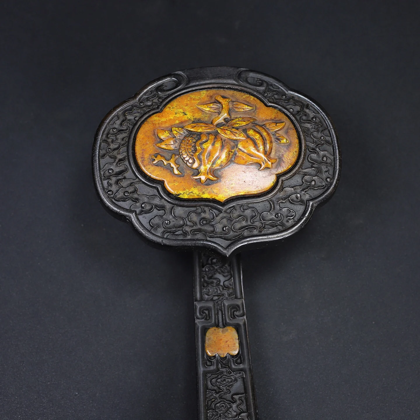 수산석이 박힌 백단향 장식품의 오래된 컬렉션, 치수: 길이 43.5cm, 너비 11cm